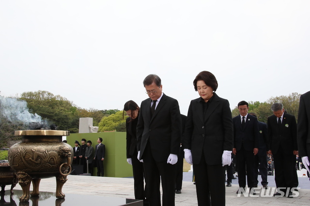 [서울=뉴시스]배훈식 기자 = 문재인 대통령과 김정숙 여사가 19일 서울 강북구 국립4.19민주묘지에서 열린 제60주년 4.19혁명 기념식에서 묵념하고 있다. 2020.04.19.&nbsp; dahora83@newsis.com