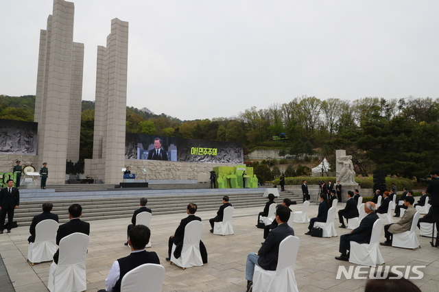 [서울=뉴시스]배훈식 기자 = 문재인 대통령이 19일 서울 강북구 국립4.19민주묘지에서 열린 제60주년 4.19혁명 기념식에 참석해 기념사를 하고 있다. 2020.04.19.&nbsp; dahora83@newsis.com