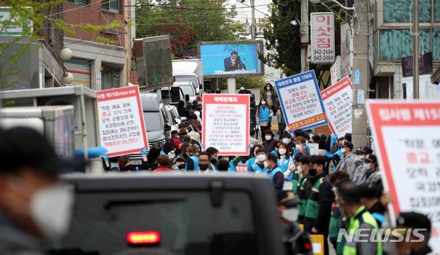 [서울=뉴시스] 사회적 거리두기 캠페인이 종료되는 날이자 연장 여부가 발표될 예정인 19일 서울 성북구에 위치한 사랑제일교회 앞에서 교인들이 입장하고 있다. 전광훈 목사가 담임을 맡고 있는 사랑제일교회는 코로나19 확산을 방지하기 위한 집회금지명령에도 불구하고 현장 예배를 강행해 서울시에 고발당한 상태이다. (사진=뉴시스 DB) 2020.04.19. photo@newsis.com