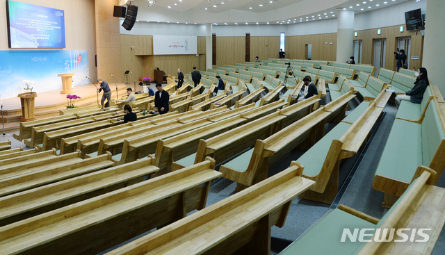 [전주=뉴시스] 김얼 기자 = 신종 코로나바이러스 감염증(코로나19)의 확산 방지를 위해 사회적 거리 두기 캠페인 연장 방안이 발표될 19일 전북 전주시 덕진구 만성동의 한 교회에서 찬양팀과 신도들이 최소한의 인원으로 예배를 드리고 있다. 이 교회는 사회적 거리 두기를 진행할 때부터 온라인으로 계속 예배를 진행했으며 이후 사회적 거리 두기가 연장된다고 해도 정부의 지침에 따를 예정이라고 밝혔다. 2020.04.19. pmkeul@newsis.com