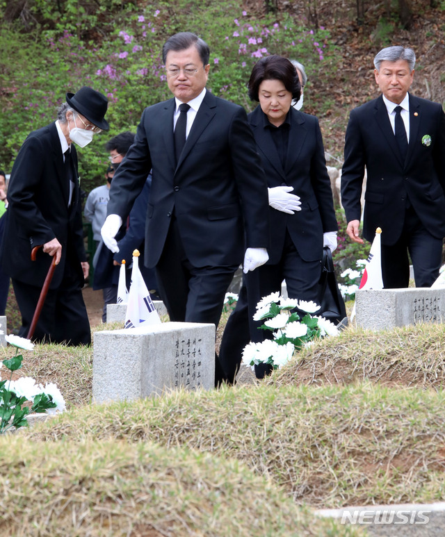 [서울=뉴시스]배훈식 기자 = 문재인 대통령과 김정숙 여사가 19일 서울 강북구 국립4.19민주묘지에서 열린 제60주년 4.19혁명 기념식에 참석한 뒤 민주열사의 묘역을 참배하고 있다. 2020.04.19.&nbsp; dahora83@newsis.com