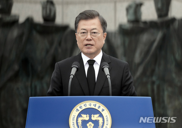 [서울=뉴시스]배훈식 기자 = 문재인 대통령이 19일 서울 강북구 국립4.19민주묘지에서 열린 제60주년 4.19혁명 기념식에 참석해 기념사를 하고 있다. 2020.04.19. dahora83@newsis.com