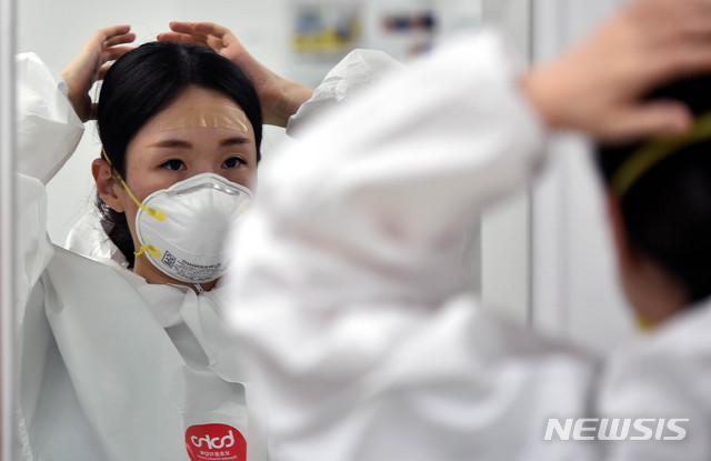 [대구=뉴시스] 이무열 기자 = 19일 오후 신종 코로나바이러스 감염증(코로나19) 지역거점병원인 대구 중구 계명대학교 대구동산병원에서 근무 교대를 위해 의료진이 보호구를 착용하고 있다. 2020.04.19.lmy@newsis.com