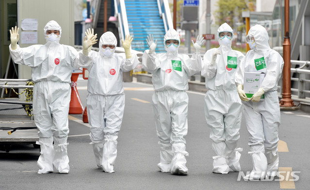 [대구=뉴시스] 이무열 기자 = 19일 오후 신종 코로나바이러스 감염증(코로나19) 지역거점병원인 계명대학교 대구동산병원에서 근무 교대를 위해 방호복을 착용한 의료진이 병동으로 들어서며 밝은 표정으로 손을 흔들고 있다. 2020.04.19. lmy@newsis.com