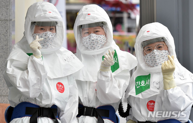 [대구=뉴시스] 이무열 기자 = 19일 오후 신종 코로나바이러스 감염증(코로나19) 지역거점병원인 계명대학교 대구동산병원에서 근무 교대를 위해 방호복을 착용한 의료진이 병동으로 들어서며 밝은 표정으로 손 하트를 만들어 보이고 있다. 2020.04.19. lmy@newsis.com