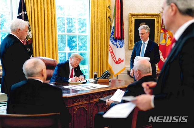 [서울=뉴시스]청와대는 지난 18일 주미 한국대사관으로부터 전달받은 도널드 트럼프 미국 대통령이 축하메시지에 서명하는 모습의 사진을 공개했다.(사진=청와대 제공) 2020.04.19.&nbsp; photo@newsis.com 