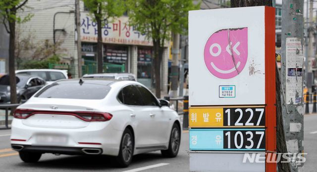 [서울=뉴시스]김선웅 기자 = 서울 시내의 한 주유소에서 휘발유와 경유가 판매되고 있다. 2020.04.19. mangusta@newsis.com