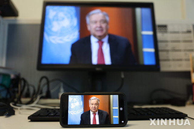 [ 제네바= 신화/뉴시스]스위스 제네바에서 3일(현지시간) 취재진이 안토니우 구테흐스 유엔사무총장의 화상 기자회견을 지켜보고 있다 .2020.04.21