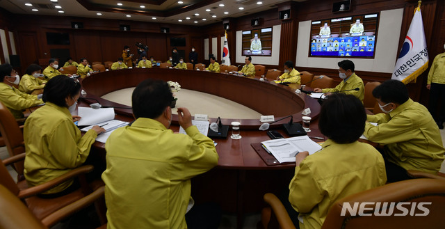 [서울=뉴시스] 조수정 기자 = 정세균 국무총리가 19일 오후 서울 세종로 정부서울청사에서 열린 신종 코로나 바이러스 감염증(코로나19) 대응 중앙재난안전대책본부 회의를 주재하고 있다. 2020.04.19. photo@newsis.com