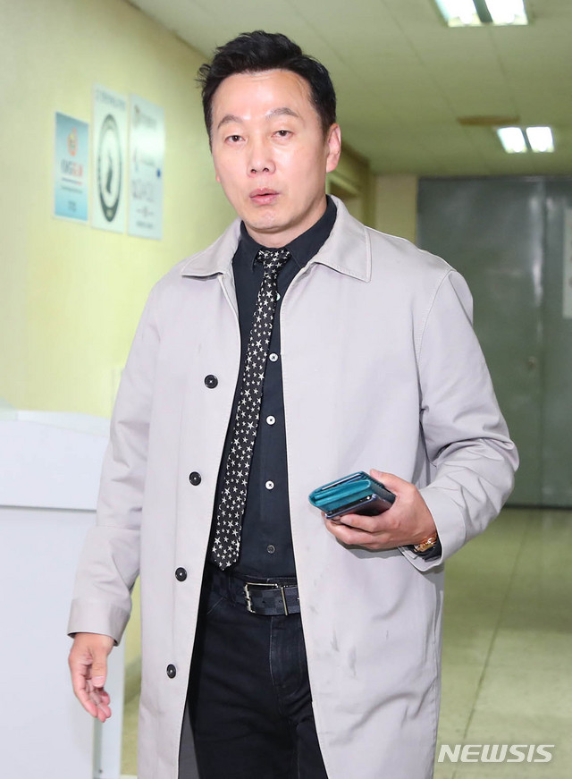 [서울=뉴시스] 장세영 기자 = 정봉주 열린민주당 최고위원이 19일 서울 여의도 열린민주당 중앙당사에서 열린 비공개 열린 민주당 최고위원회의를 위해 입장하고 있다. 2020.04.19. photothink@newsis.com