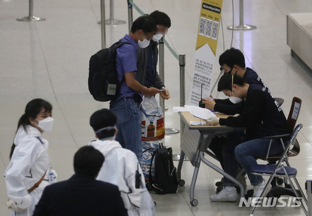 [인천공항=뉴시스] 조수정 기자 = 신종 코로나바이러스 감염증(코로나19)으로 발이 묶였던 아프리카 케냐, 수단, 르완다, 세네갈, 가나, 부룬디, 기니, 우간다, 코트디부아르 등 9개국 우리나라 교민 등이 에티오피아 아디스아바바 볼레국제공항에서 출발한 일본 전세 항공편을 타고 19일 오후 인천국제공항 1터미널을 통해 귀국하고 있다. 2020.04.19. chocrystal@newsis.com