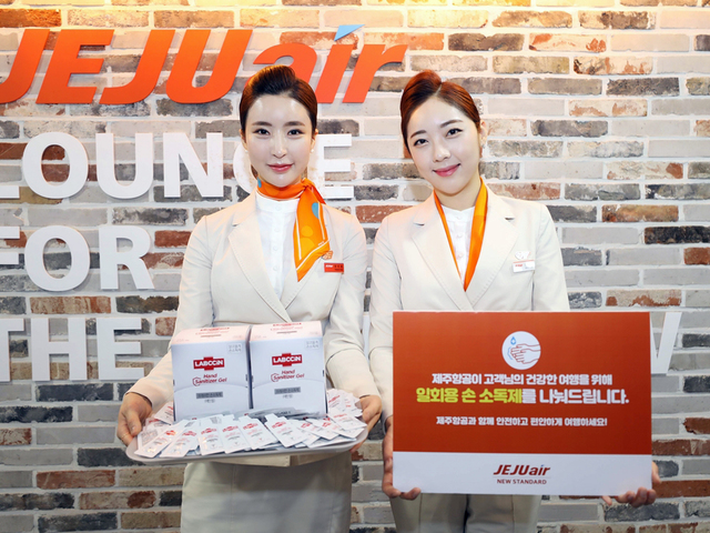 제주항공, 국내선 탑승객 대상 손소독제 제공 