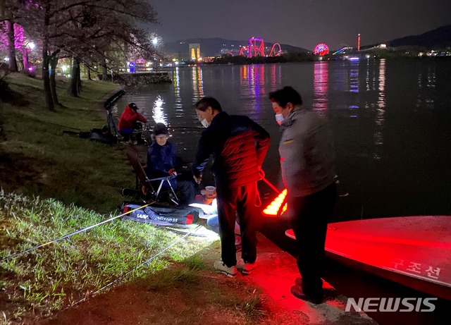 [경주=뉴시스] 이은희 기자= 경북문화관광공사가 지난 18일 경주 보문호에서 낚시 행위를 단속하고 있다.(사진= 공사 제공) 2020.4.20.photo@newsis.com