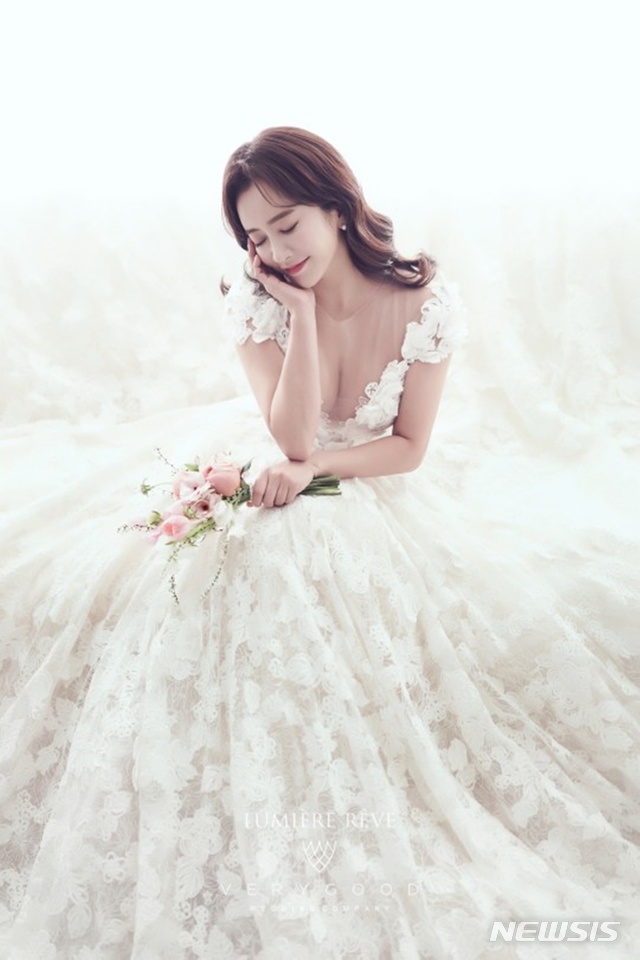 [서울=뉴시스] 이잎새 (사진=루미에르레브, 최재훈드레스, 겐그레아, 규중칠우, 알렉스 플라워, 바톤 권오수 제공) 2020.04.20. photo@newsis.com 