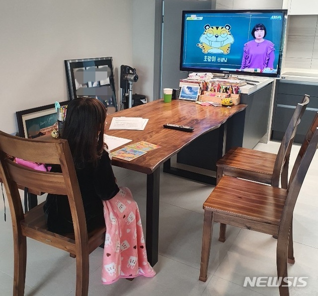 [서울=뉴시스]서울 목동에 사는 신모(7)양이 20일 온라인 개학을 맞아 집에서 수업을 듣고 있다. 2020.04.20 (사진=독자 제공)