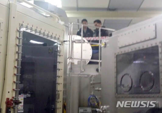 [파주=뉴시스]이경환 기자 = 지난 2015년 1월12일 오후 경기 파주시 소재 LG디스플레이 공장에서 질소 가스를 완전히 빼내지 않은 상태에서 작업을 하다가 사고가 발생한 작업장 모습. 2015.1.12 lkh@newsis.com