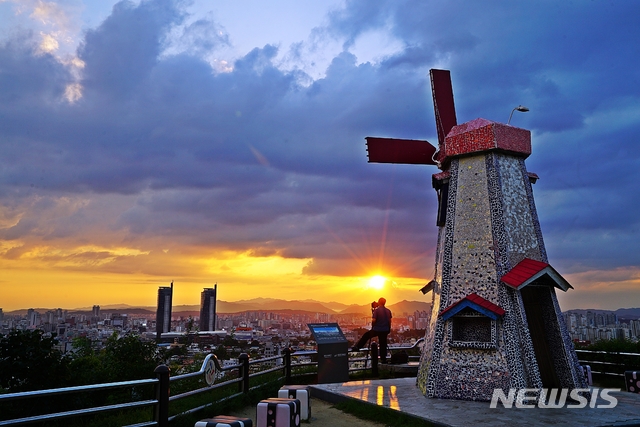 [대전=뉴시스] 대전 동구 대동하늘공원 야경