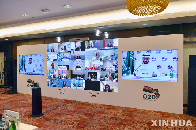 [ 리야드( 사우디 아라비아)= 신화/뉴시스] 사우디 아라비아가 19일 (현지시간) 주관한 G20 보건장관 원격 화상회의에서 사우디 대표가 회의에서 합의한 내용을 브리핑 하고 있다.&nbsp; 