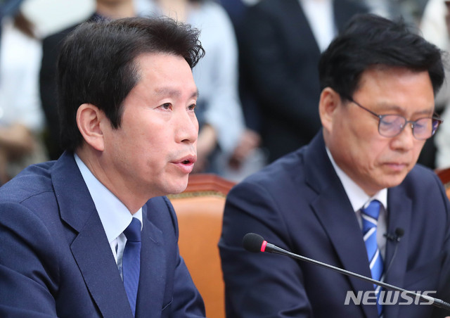 [서울=뉴시스] 장세영 기자 = 이인영(왼쪽) 더불어민주당 원내대표가 20일 서울 여의도 국회에서 열린 더불어민주당 최고위원회의에 참석해 현안관련 발언을 하고 있다. 2020.04.20.&nbsp; photothink@newsis.com
