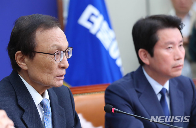 [서울=뉴시스] 장세영 기자 = 이해찬(오른쪽) 더불어민주당 대표가 20일 서울 여의도 국회에서 열린 더불어민주당 최고위원회의에 참석해 현안관련 발언을 하고 있다. 2020.04.20. photothink@newsis.com