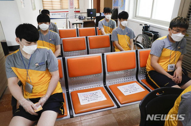 [서울=뉴시스] 박민석 기자 = 완화된 사회적 거리두기가 시행되고 있는 20일 서울 영등포구 서울지방병무청에서 검사 대상자들이 사회적 거리두기를 지키며 병역판정검사를 대기하고 있다. 2020.04.20. mspark@newsis.com