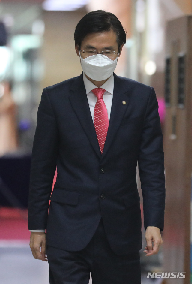 [서울=뉴시스]김명원 기자 = 조경태 미래통합당 최고위원이 20일 오전 서울 여의도 국회 미래통합당 원내대표실에서 열린 비공개 최고위원회의에 참석하고 있다. 2020.04.20. kmx1105@newsis.com