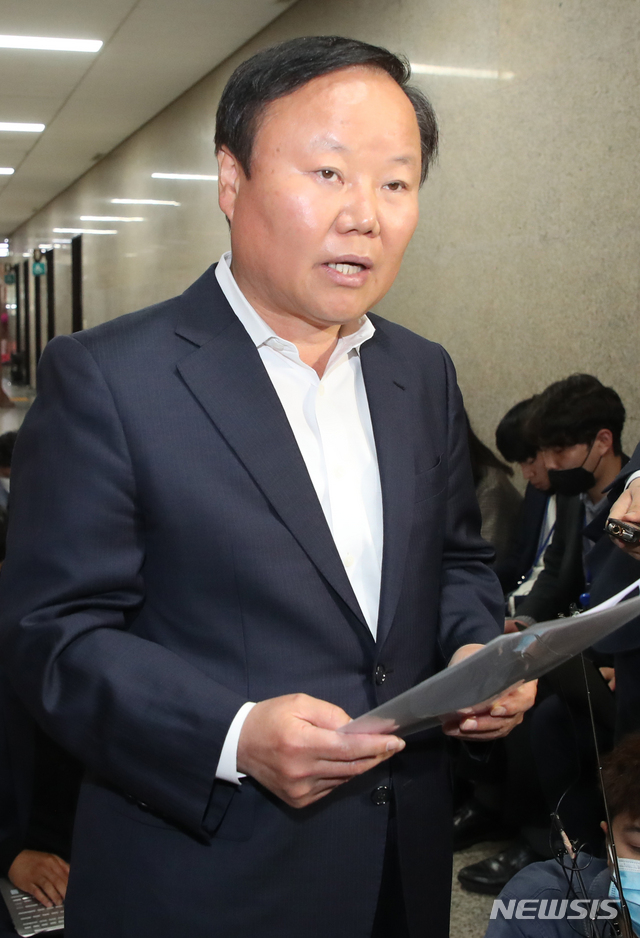 [서울=뉴시스]김명원 기자 = 김재원 미래통합당 정책위의장이 20일 오전 서울 여의도 국회 미래통합당 원내대표실에서 열린 비공개 최고위원회의에 참석하며 기자들의 질문에 답하고 있다. 2020.04.20. kmx1105@newsis.com