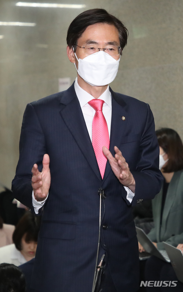 [서울=뉴시스]김명원 기자 = 조경태 미래통합당 최고위원이 20일 오전 서울 여의도 국회 미래통합당 원내대표실에서 열린 비공개 최고위원회의에 참석하며 기자들의 질문에 답하고 있다. 2020.04.20.&nbsp; kmx1105@newsis.com