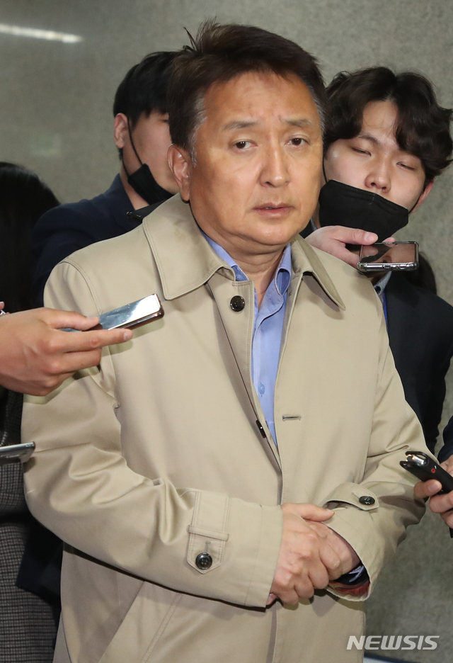 [서울=뉴시스]김명원 기자 = 김영환 미래통합당 최고위원이 20일 오전 서울 여의도 국회 미래통합당 원내대표실에서 열린 비공개 최고위원회의에 참석하며 기자들의 질문에 답하고 있다. 2020.04.20. kmx1105@newsis.com