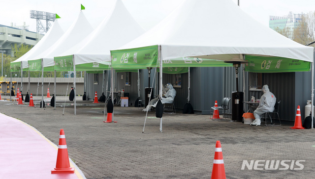 [서울=뉴시스] 이영환 기자 = 서울에서 신종 코로나 바이러스감염증(코로나19) 신규 확진자수가 0명을 나타내며 감소세를 보인 20일 오전 서울 송파구 올림픽주경기장 인근에 마련된 드라이브 스루 선별진료소에 검사를 받기 위한 차량이 없어 한적하다. 2020.04.20.&nbsp;&nbsp; 20hwan@newsis.com
