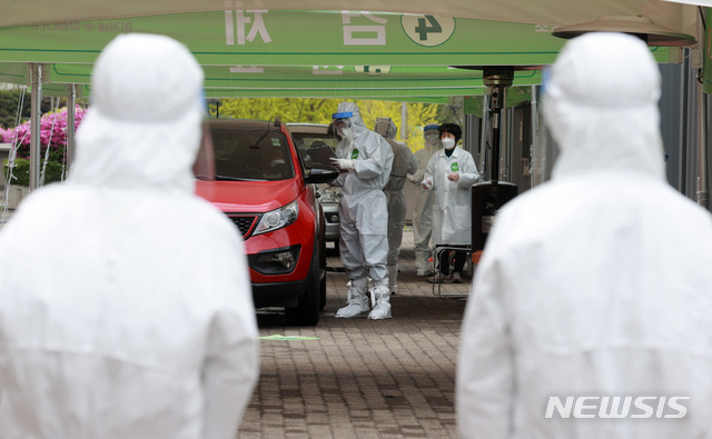 [서울=뉴시스] 이영환 기자 = 서울에서 신종 코로나 바이러스감염증(코로나19) 신규 확진자수가 0명을 나타내며 감소세를 보인 20일 오전 서울 송파구 올림픽주경기장 인근에 마련된 드라이브 스루 선별진료소에서 검체 채취가 진행되고 있다. 2020.04.20.&nbsp;&nbsp; 20hwan@newsis.com