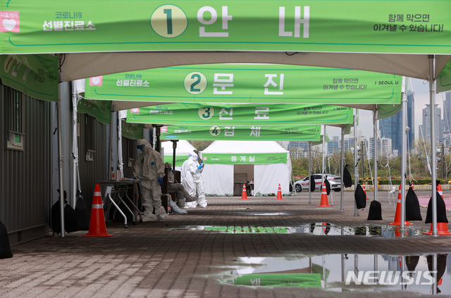 [서울=뉴시스] 이영환 기자 = 서울에서 신종 코로나 바이러스감염증(코로나19) 신규 확진자수가 0명을 나타내며 감소세를 보인 20일 오전 서울 송파구 올림픽주경기장 인근에 마련된 드라이브 스루 선별진료소에 검사를 받기 위한 차량이 없어 한적하다. 2020.04.20.&nbsp;&nbsp;&nbsp;&nbsp; 20hwan@newsis.com