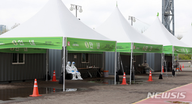 [서울=뉴시스] 이영환 기자 = 서울에서 신종 코로나 바이러스감염증(코로나19) 신규 확진자수가 0명을 나타내며 감소세를 보인 20일 오전 서울 송파구 올림픽주경기장 인근에 마련된 드라이브 스루 선별진료소에 검사를 받기 위한 차량이 없어 한적하다. 2020.04.20.&nbsp; 20hwan@newsis.com