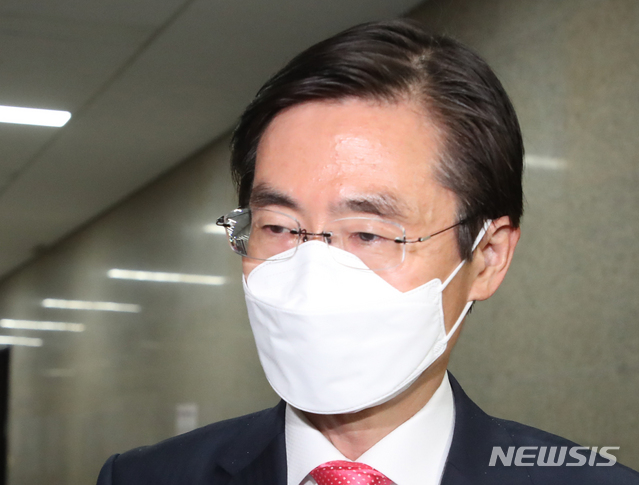 [서울=뉴시스]김명원 기자 = 조경태 미래통합당 최고위원이 20일 오전 서울 여의도 국회 미래통합당 원내대표실에서 열린 비공개 최고위원회의에 참석하고 있다. 2020.04.20. kmx1105@newsis.com