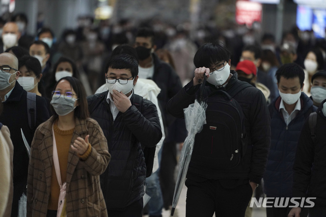 [도쿄=AP/뉴시스]일본 도쿄의 한 전철역 통로를 지난 20일 시민들이 신종 코로나바이러스 감염증(코로나19) 예방을 위해 마스크를 쓴 채 지나가고 있다. 2020.04.22.