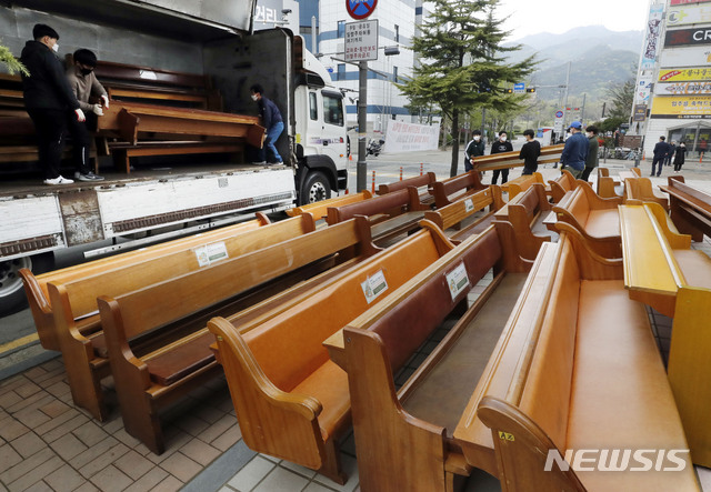 [과천=뉴시스] 최동준 기자 = 신천지 과천총회본부 관계자들이 20일 경기 과천시 한 상가빌딩에 불법 용도변경해 사용 중이던 예배당 의자를 옮기고 있다. 신천지 과천총회본부는 과천시가 신천지 예배당 위법 시설에 원상회복 이행강제금을 부과하기로 하자 자진 철거하겠다고 밝혔다. 2020.04.20. photocdj@newsis.com