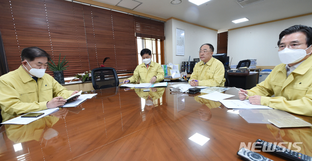 [서울=뉴시스]홍남기 부총리 겸 기획재정부 장관이 20일 서울 종로구 정부서울청사에서 코로나19와 관련해 사회적 거리두기 실천운동 일환으로 서울-세종간 영상을 통해 확대 간부회의를 주재하고 있다. (사진=기획재정부 제공) 2020.04.20.&nbsp; photo@newsis.com