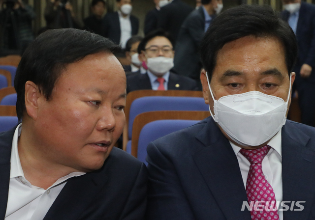 [서울=뉴시스]김명원 기자 = 심재철 미래통합당 대표권한대행과 김재원 정책위의장이 20일 서울 여의도 국회 제4회의장에서 열린 의원총회에 참석해 자리하고 있다. 2020.04.20.&nbsp; kmx1105@newsis.com