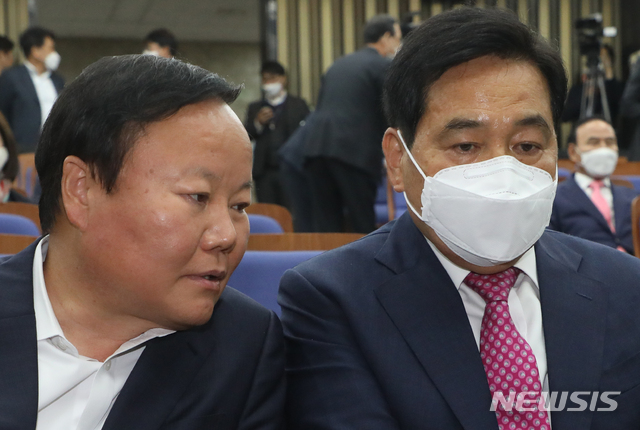 [서울=뉴시스]김명원 기자 = 심재철 미래통합당 대표권한대행과 김재원 정책위의장이 20일 서울 여의도 국회 제4회의장에서 열린 의원총회에 참석해 자리하고 있다. 2020.04.20. kmx1105@newsis.com