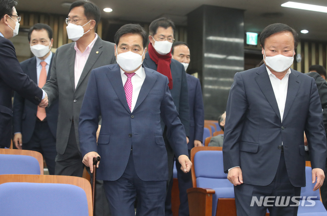 [서울=뉴시스]김명원 기자 = 심재철 미래통합당 대표권한대행과 김재원 정책위의장이 20일 서울 여의도 국회 제4회의장에서 열린 의원총회에 참석하고 있다. 2020.04.20. kmx1105@newsis.com