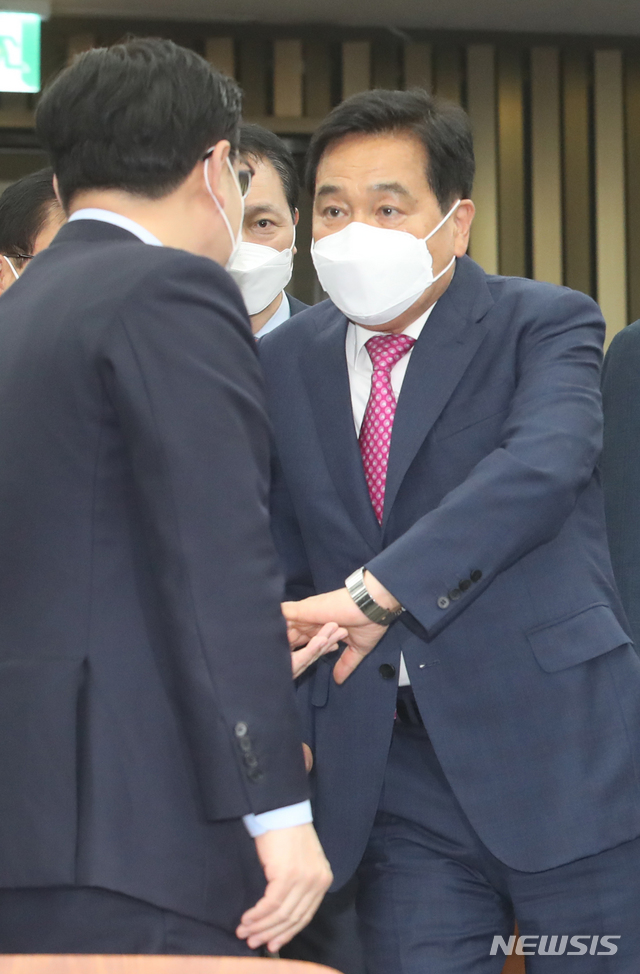 [서울=뉴시스]김명원 기자 = 심재철 미래통합당 대표권한대행이 20일 서울 여의도 국회 제4회의장에서 열린 의원총회에 참석하며 의원들과 인사하고 있다. 2020.04.20. kmx1105@newsis.com