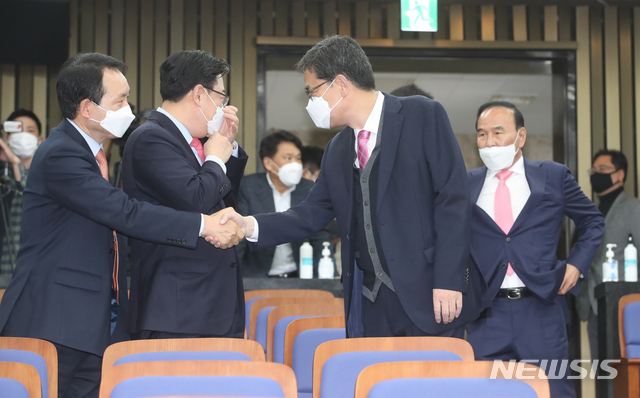 [서울=뉴시스]김명원 기자 = 미래통합당 의원들이 20일 서울 여의도 국회 제4회의장에서 열린 비공개 의원총회에 참석해 인사를 나누고 있다. 2020.04.20. kmx1105@newsis.com