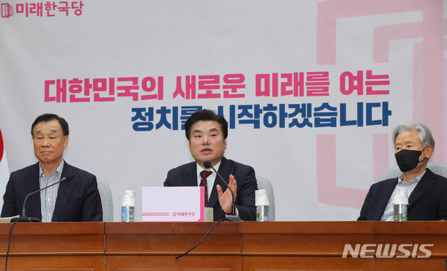 [서울=뉴시스] 장세영 기자 = 원유철 미래한국당 대표가 20일 서울 여의도 국회에서 열린 미래한국당 제2차 의원총회에서 발언을 하고 있다. 2020.04.20. photothink@newsis.com