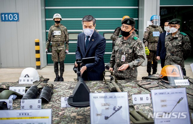 [서울=뉴시스]정경두 국방부 장관이 20일 후방지역 방공진지 주변 지뢰제거작전 현장을 방문해 장비를 살펴보고 있다. (사진=국방부 제공) 2020.04.20. photo@newsis.com