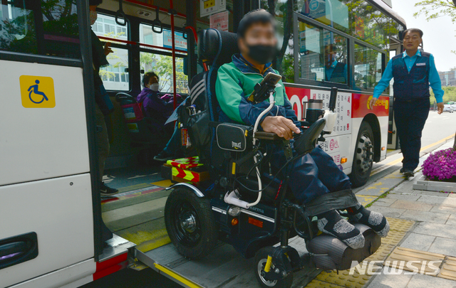 [광주=뉴시스]변재훈 기자 = 광주 장애인철폐연대 등 지역 장애인·인권 20개 단체 회원들이 '장애인의 날' 40주년인 지난해 4월20일 오후 광주 서구 광주시청 앞 승강장에 정차한 저상 시내버스에서 내리고 있다. 이들은 이동권 보장을 요구하며 북구 시 교통문화연수원에서 시청까지 5개 저상버스 노선을 이용하는 퍼포먼스를 펼쳤다. 2020.04.20. wisdom21@newsis.com