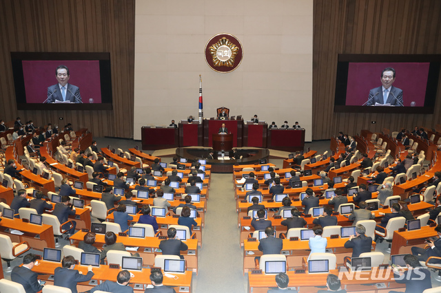 [서울=뉴시스] 고승민 기자 = 정세균 국무총리가 20일 서울 여의도 국회에서 긴급재난지원금 지급을 위한 추경안 편성 관련 시정연설을 하고 있다. 2020.04.20. kkssmm99@newsis.com