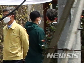 [제주=뉴시스]우장호 기자 = 잉글랜드 프로축구(EPL) 토트넘 손흥민(28)이 20일 오후 제주도 해병 9여단 입소를 위해 제주 서귀포시 대정읍 상모리에 위치한 해병대 91대대에 들어가고 있다. 2018 자카르타-팔렘방 아시안게임 남자축구 금메달리스트로 병역 특례혜택 대상자인 손흥민은 다음 달 8일 까지 약 3주간 기초군사훈련을 받는다. 2020.04.20. woo1223@newsis.com