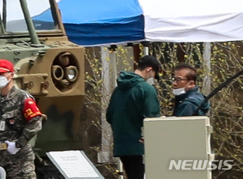 [제주=뉴시스]우장호 기자 = 잉글랜드 프로축구(EPL) 토트넘 손흥민(28)이 20일 오후 제주도 해병 9여단 입소를 위해 제주 서귀포시 대정읍 상모리에 위치한 해병대 91대대에 들어가고 있다. 2018 자카르타-팔렘방 아시안게임 남자축구 금메달리스트로 병역 특례혜택 대상자인 손흥민은 다음 달 8일 까지 약 3주간 기초군사훈련을 받는다. 2020.04.20. woo1223@newsis.com