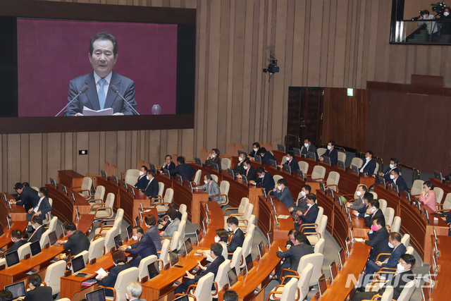 [서울=뉴시스] 고승민 기자 =정세균 국무총리가 지난 20일 서울 여의도 국회에서 긴급재난지원금 지급을 위한 추경안 편성 관련 시정연설을 하고 있다. 2020.04.20. kkssmm99@newsis.com