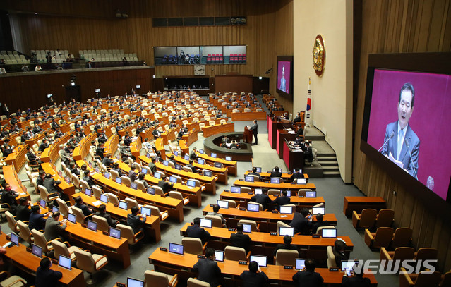 [서울=뉴시스] 장세영 기자 = 정세균 국무총리가 20일 서울 여의도 국회에서 열린 제377회 국회(임시회) 제1차 본회의에 참석해 시정연설을 하고 있다. 2020.04.20.&nbsp; photothink@newsis.com
